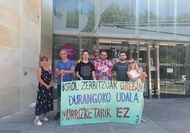 Una de las movilizaciones convocadas por los trabajadores del polideportivo de Durango en huelga