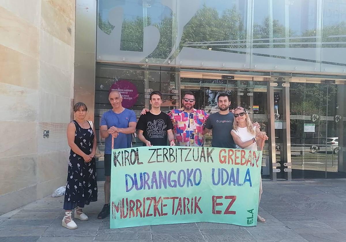 Una de las movilizaciones convocadas por los trabajadores del polideportivo de Durango en huelga