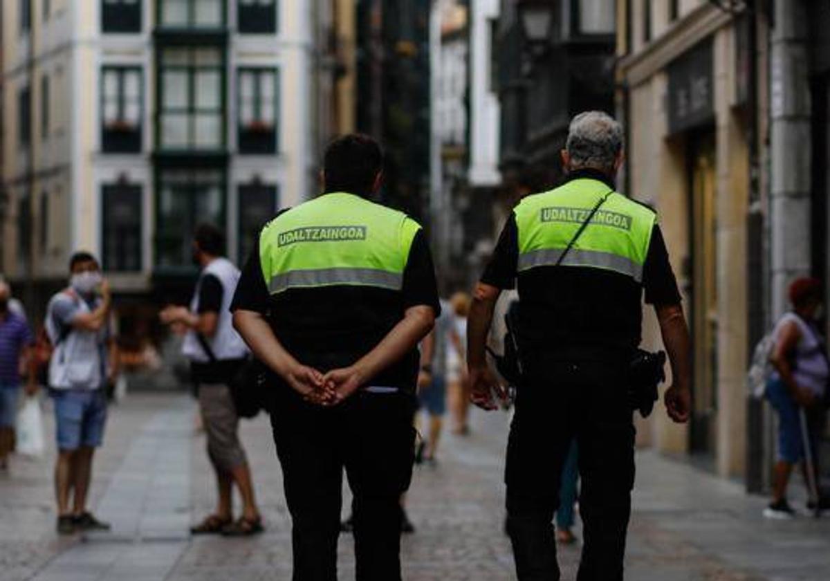 Policías de Bilbao patrullan el Casco Viejo.