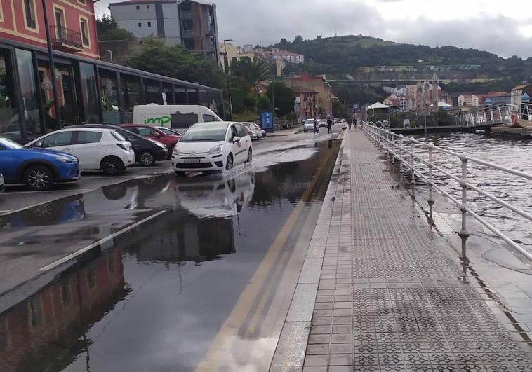 Foto: La ría a la altura de Erandio. | Video: La ría se ha salido a la altura de Olabeaga.