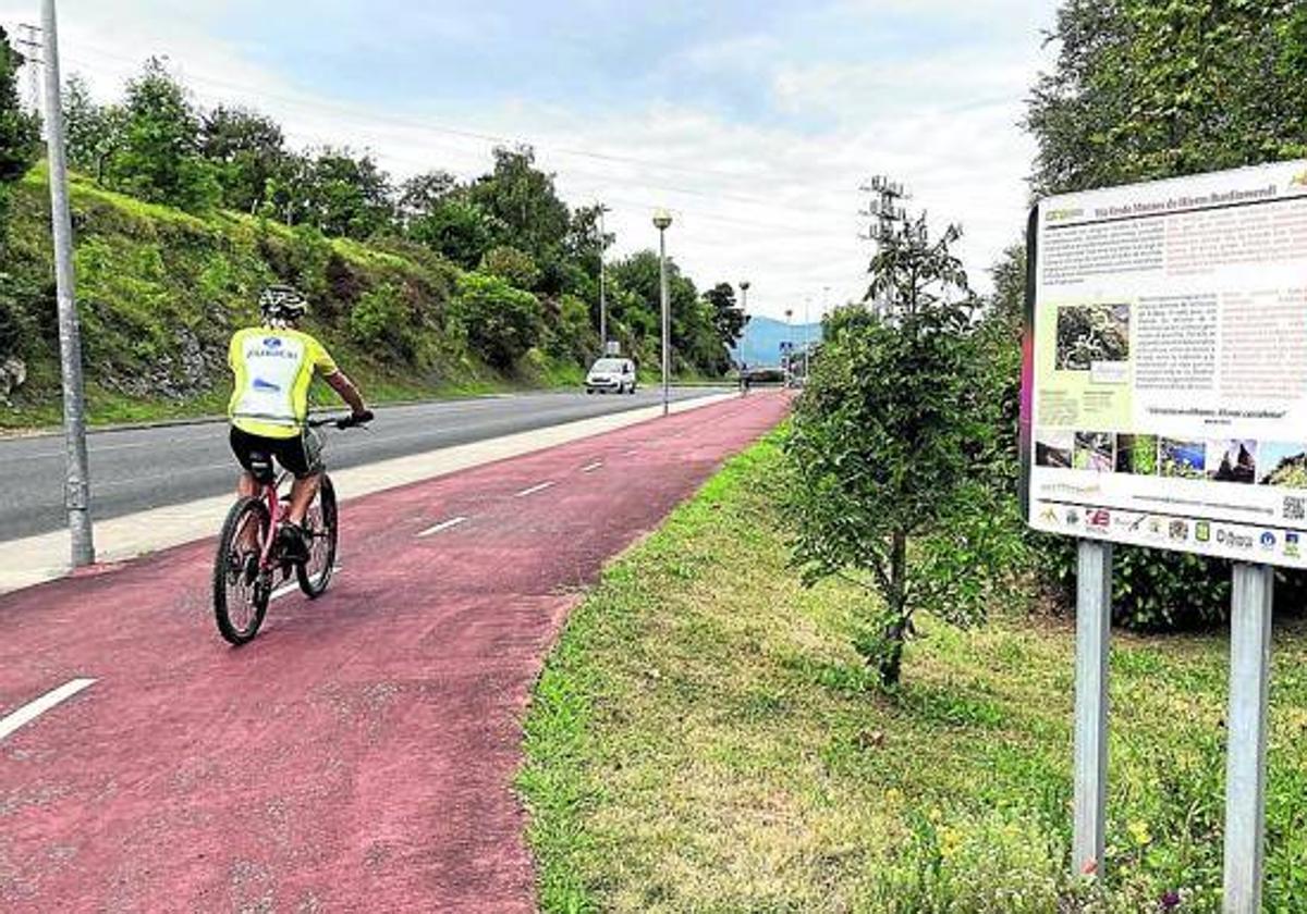 Un tramo de la Vía Verde de los Montes de Hierro a su paso por el municipio vizcaíno de Abanto.