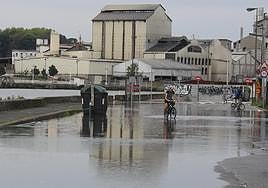 La ría se sale en Olabeaga por la mareas vivas.
