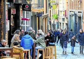 Vecinos y turistas, de potes en la Correría.