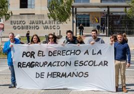 Madres y padres de Ikasbidea Ikastola Durana durante una de sus protestas ante el Gobierno vasco.