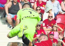 Unai Simón despeja el balón.