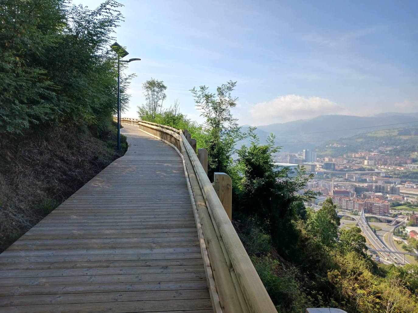 Abre la pasarela de madera que conecta el mirador de Artxanda con Enekuri