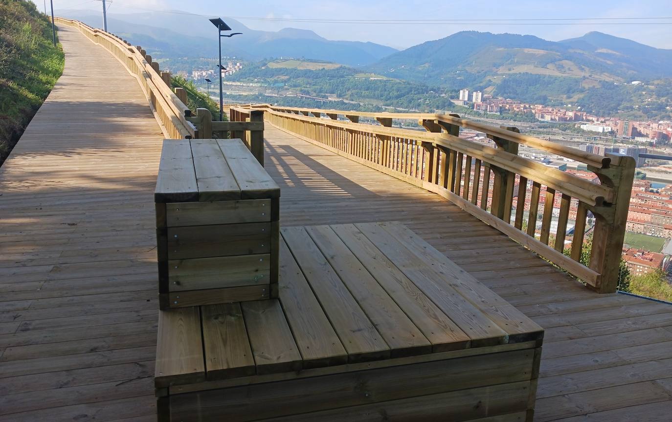 Abre la pasarela de madera que conecta el mirador de Artxanda con Enekuri