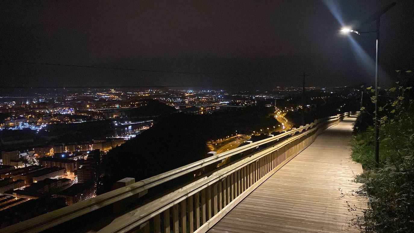 Abre la pasarela de madera que conecta el mirador de Artxanda con Enekuri