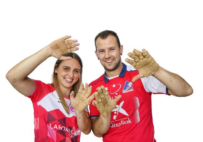 Amaia Aldai y Aitor Elordi pelotean en el frontón txiki de Jauregibarria de Amorebieta.