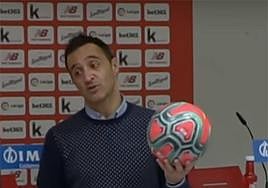 Ortiz de Artiñano también daba charlas a chavales en Lezama.