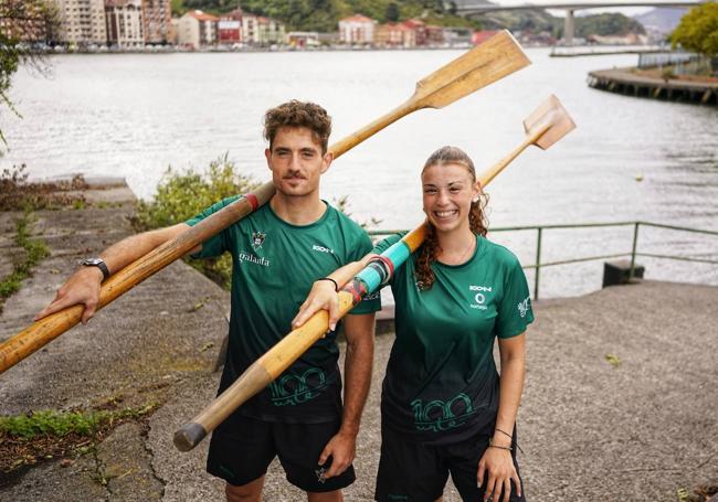 Leire de Diego y Xabier Mielgo cruzan palas en las instalaciones del club, en Sestao.