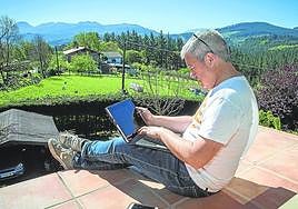 Un trabajador conectado con un equipo informático desde su casa.