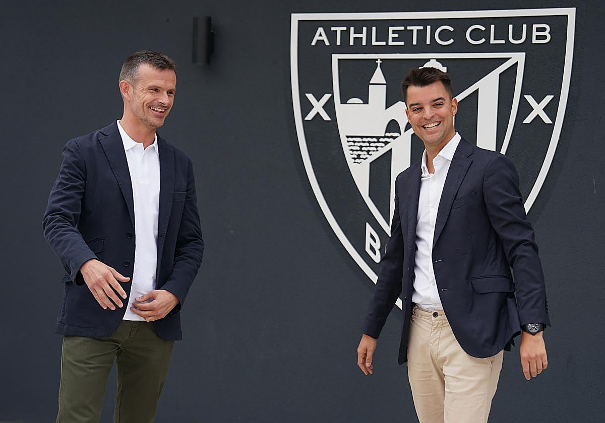 Jon Uriarte y Mikel González posan antes de su intervención en Lezama.