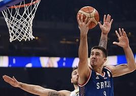 Marinkovic intenta una canasta durante el Lituania-Serbia.