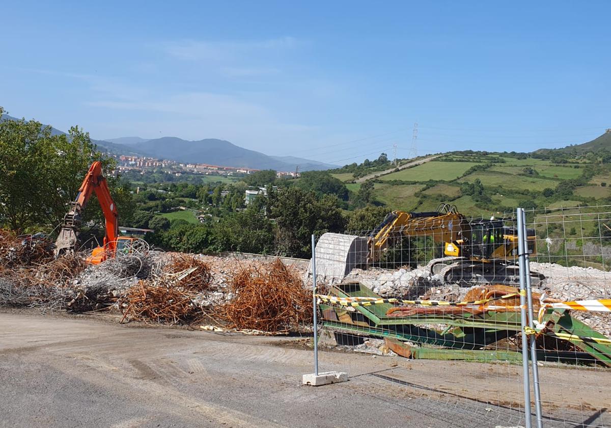 Las máquinas continúan su labor en el barrio de Kueto.