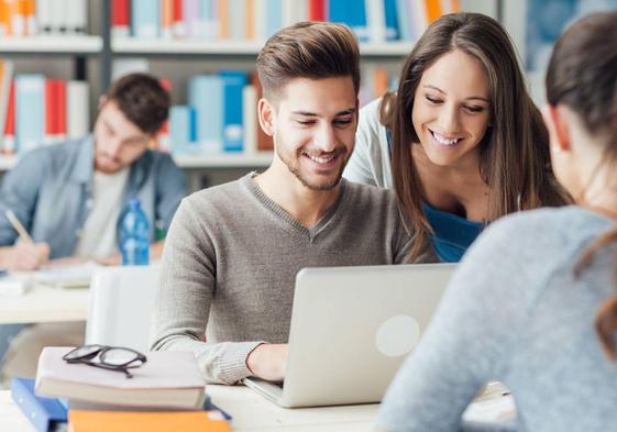 Los estudiantes españoles siguen viviendo cons sus madres mientras estudian la carrera.