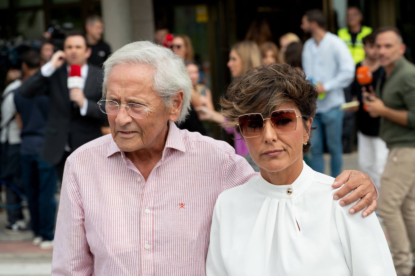 La periodista Sonsoles Ónega junto a su padre, Fernando Ónega, a su llegada al tanatorio de La Paz de Tres Cantos