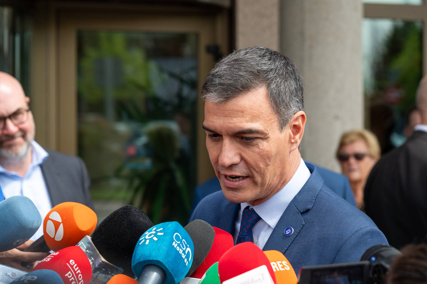 El presidente del Gobierno en funciones, Pedro Sánchez, atiende a los medios a su salida del tanatorio de La Paz de Tres Cantos