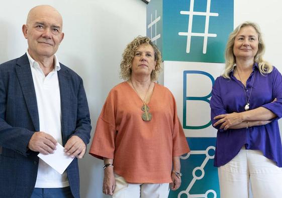 El director de la Cátedra de Cultura Científica, Juan Ignacio Pérez Iglesias; Marian Ibarrondo, directora de Investigación e Innovación Sanitaria del Gobierno vasco, y Pura Fernández, vicepresidenta adjunta de Cultura Científica y Ciencia Ciudadana del CSIC.