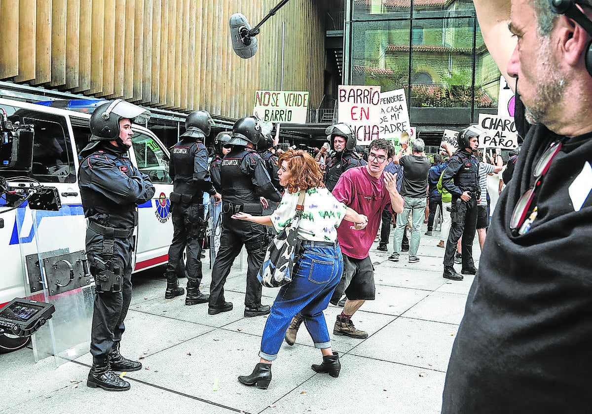 Un momento del rodaje de ayer junto a la entrada de Muxikebarri en Algorta.