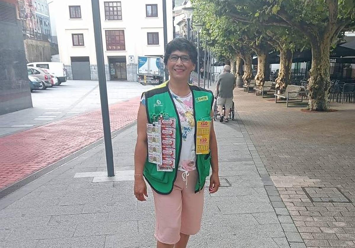 La vendedora de la ONCE Maritza Ruiz ha llevado la suerte a las localidades de Ondarroa y Abadiño