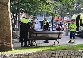 Momento en el que los policías municipales detienen a uno de los implicados.