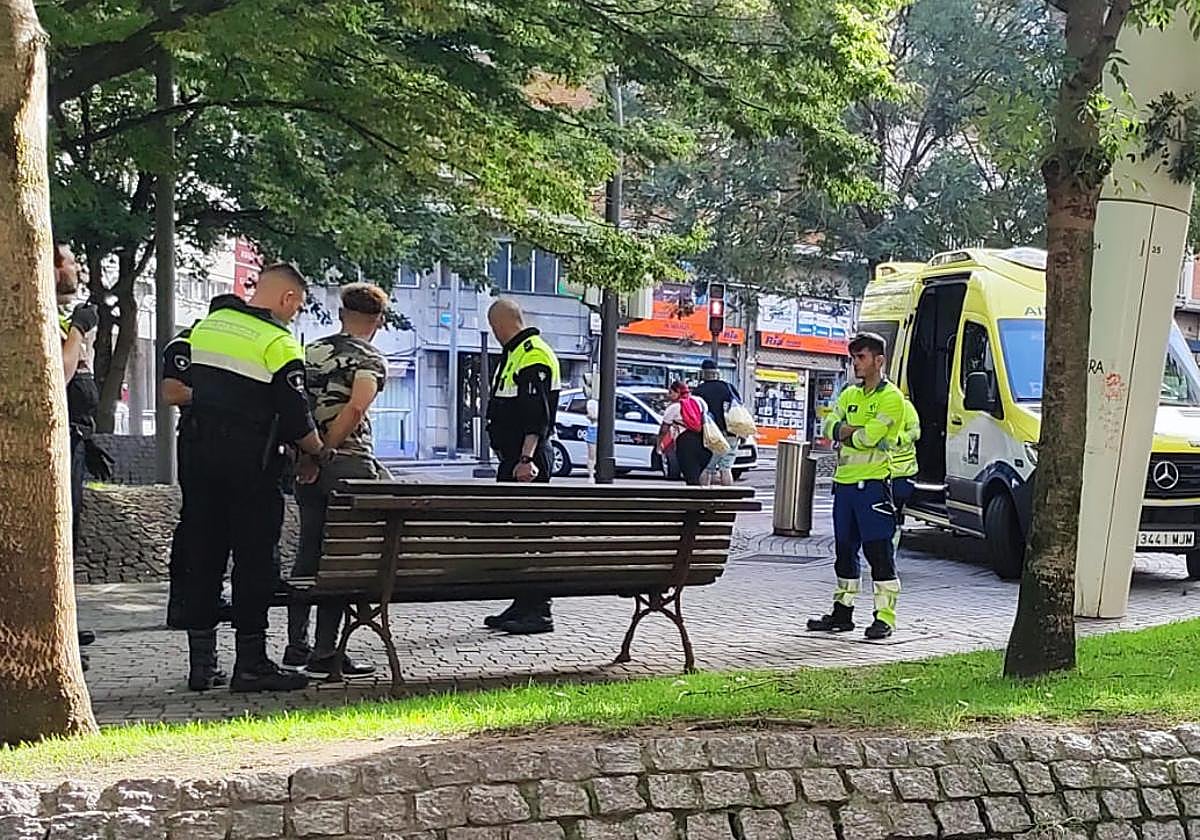 Momento en el que los policías municipales detienen a uno de los implicados.