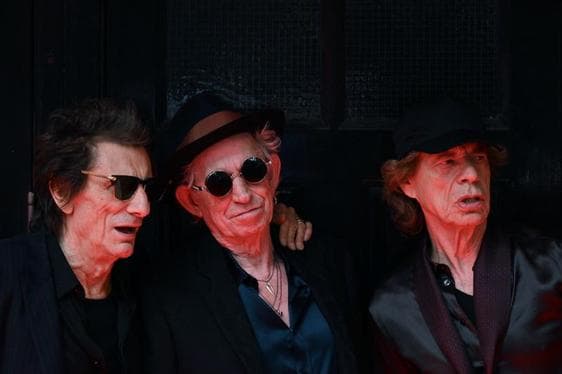 Ron Wood, Keith Richards y Mick Jagger, a la entrada del teatro Hackney Empire.