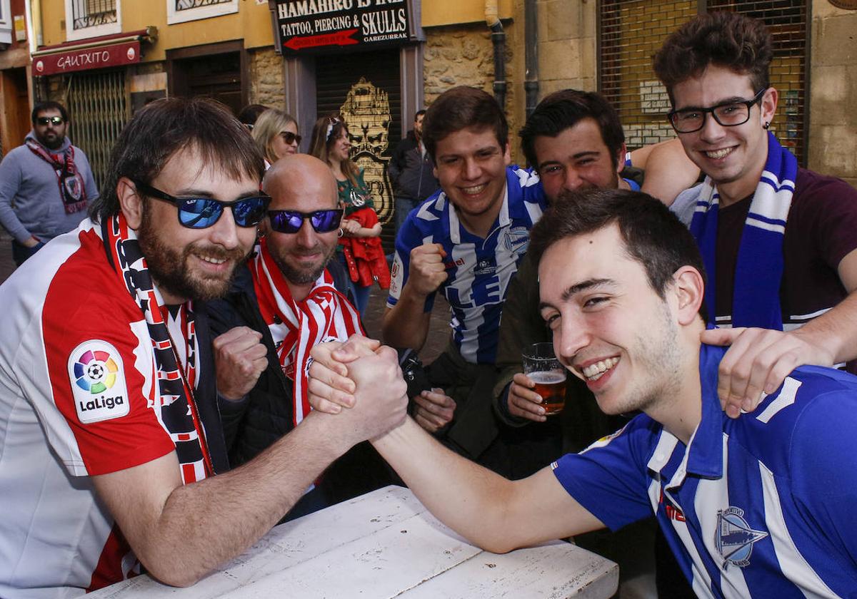 Aficionados del Alavés y el Athletic confraternizan antes de un derbi.