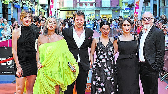 Las 'celebrities' alimentan una fiesta de la tele que despide a los Gómez