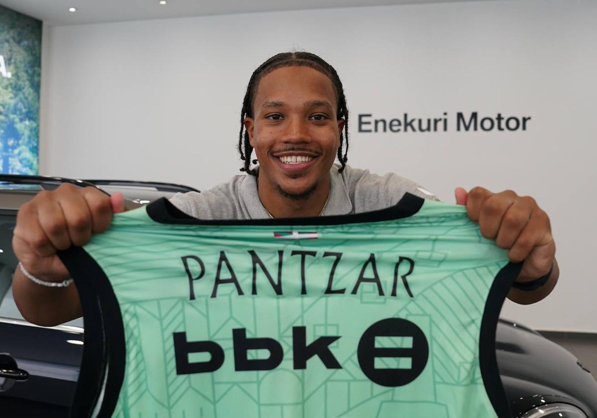 Melwin Pantzar posa con la segunda camiseta del Bilbao Basket.