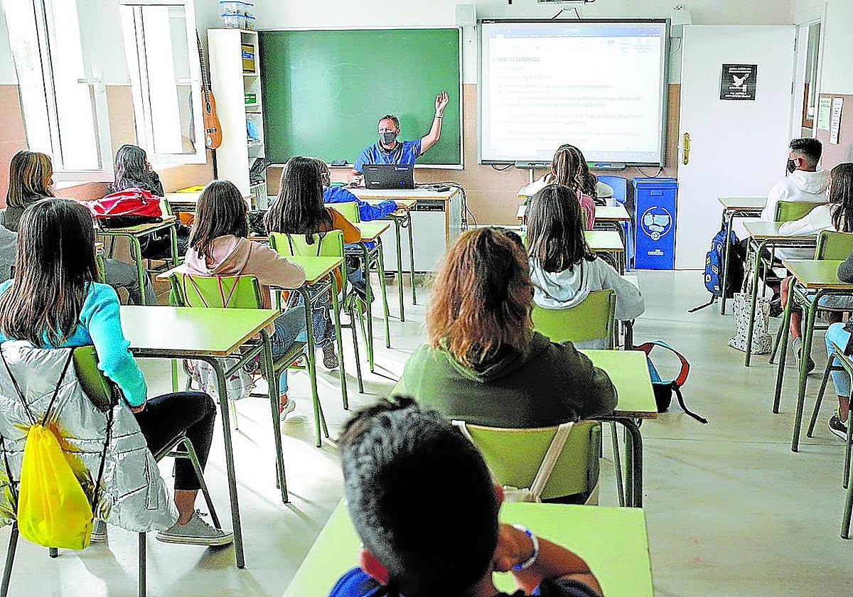 Los cotizantes en el sector de educación bajaron de 82.200 en mayo a 70.200 en agosto.
