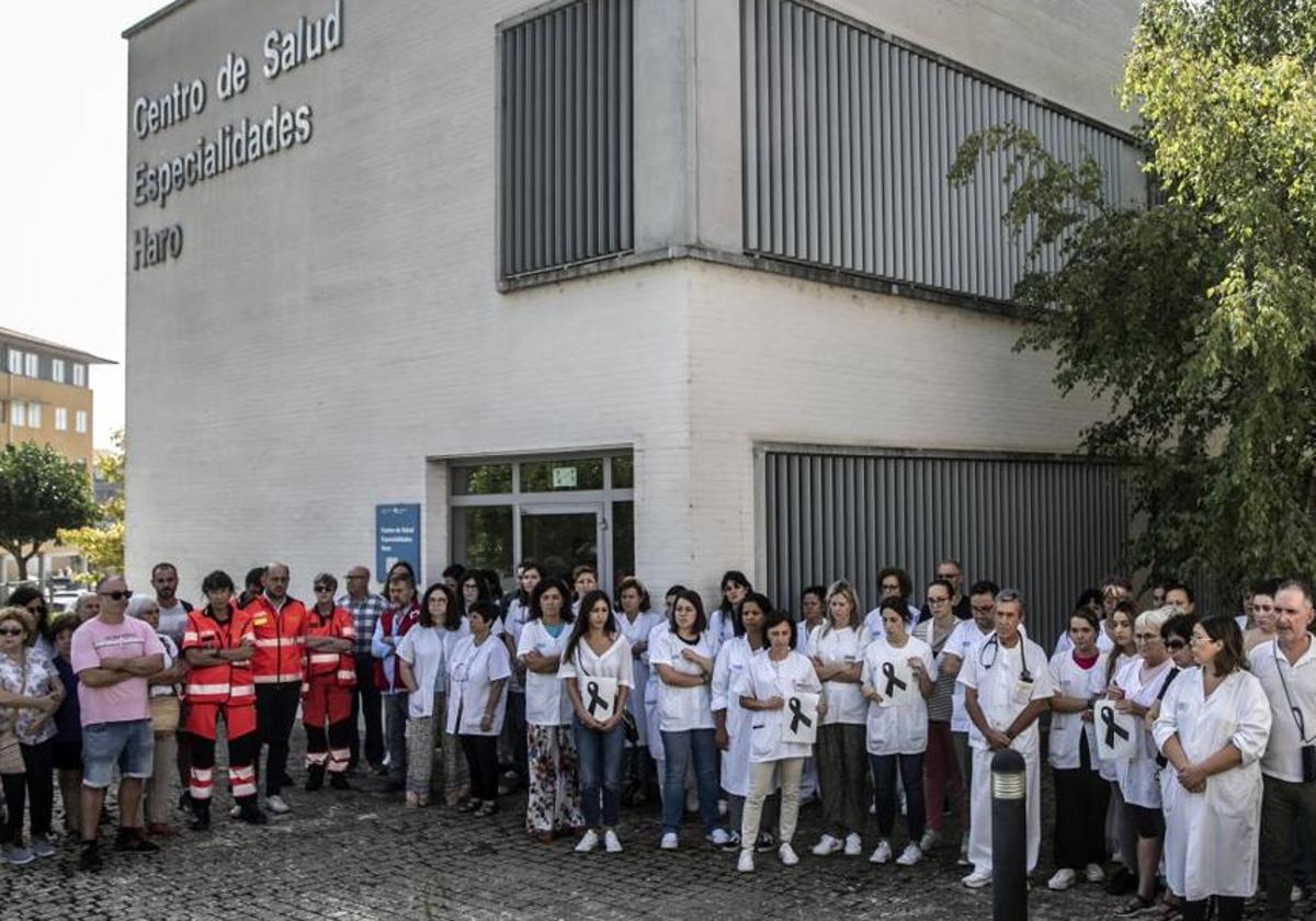 Los compañeros de los sanitarios atropellados y vecinos de Haro se concentran en el centro de salud jarrero, donde sucedió el siniestro.