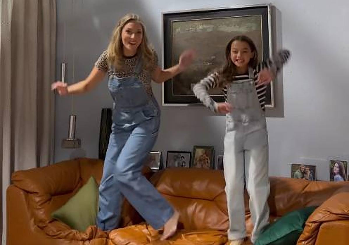 Paloma Bloyd, que interpreta a la madre de Sol, juega con Sofía Otero durante el rodaje.