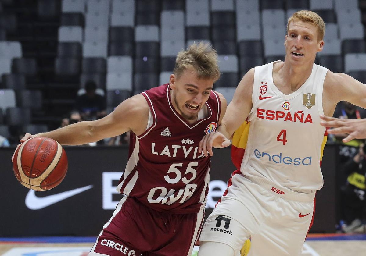 Zagars supera al español Alberto Díaz en el partido del Mundial.