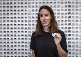 La artista Joana Moll, junto a su pieza 'Especies inanimadas', que exhibe en la sede de Hibridalab (Miguel de Unamuno, 1) hasta finales de año.