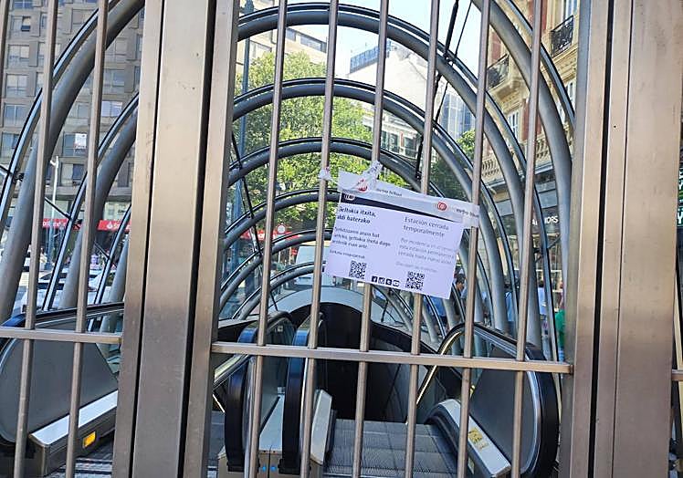 Imagen principal - La peor avería del metro en 15 años deja tirados o causa retrasos a casi 100.000 viajeros