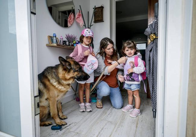 Irati prepara a sus hijas Aiala y Ega para coger el bus en la vuelta al cole.