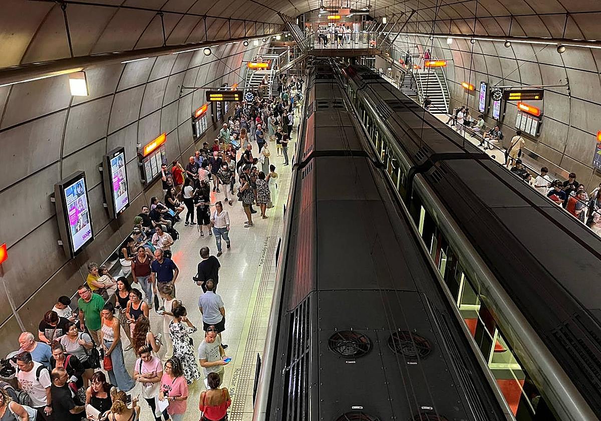 Dos unidades paradas esta mañana en la estación de Indautxu.