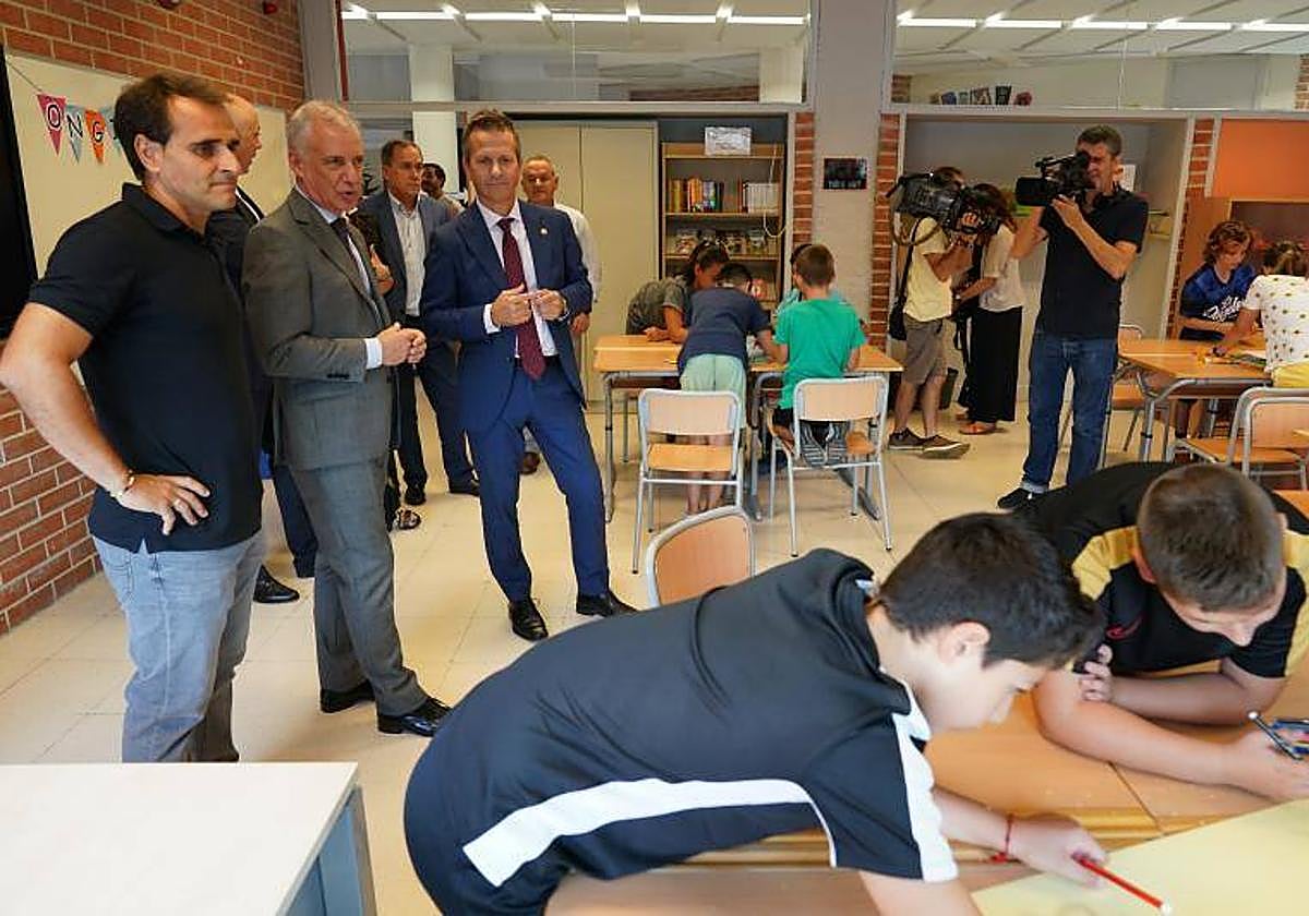 El lehendakari, Iñigo Urkullu, y el consejero de Educación, Jokin Bildarratz, este jueves durante la visita al centro Txomin Aresti de Leioa.