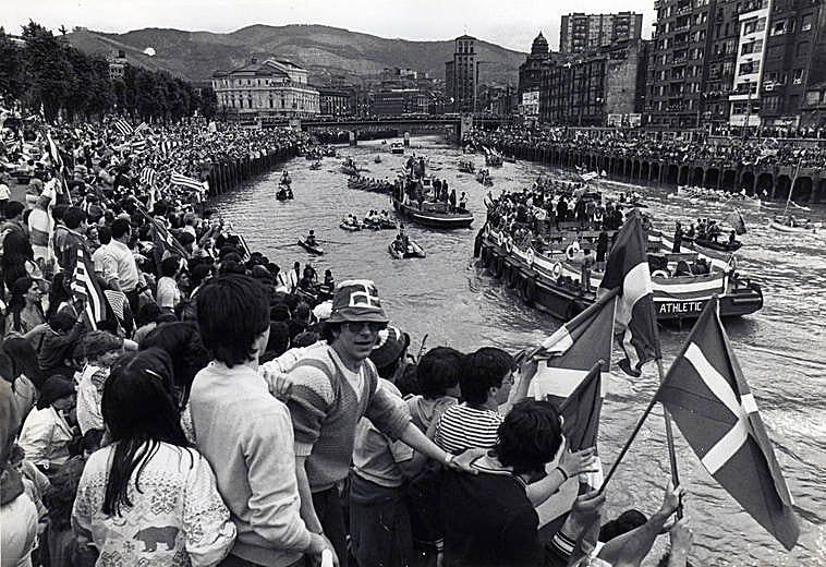 Celebración del triunfo del Athletic en 1983 a bordo de la gabarra