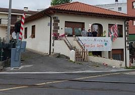 Dueños de la casa que se espera derribar, en el centro de Aranguren.