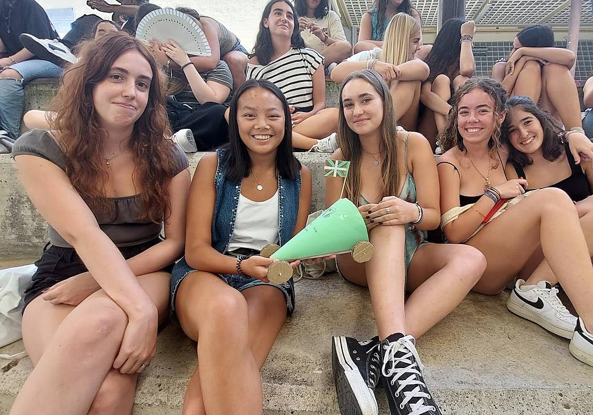 Un grupo de alumnas que cursan segundo de bachiller en Maristak muestran su proyecto en el 'reto 0'