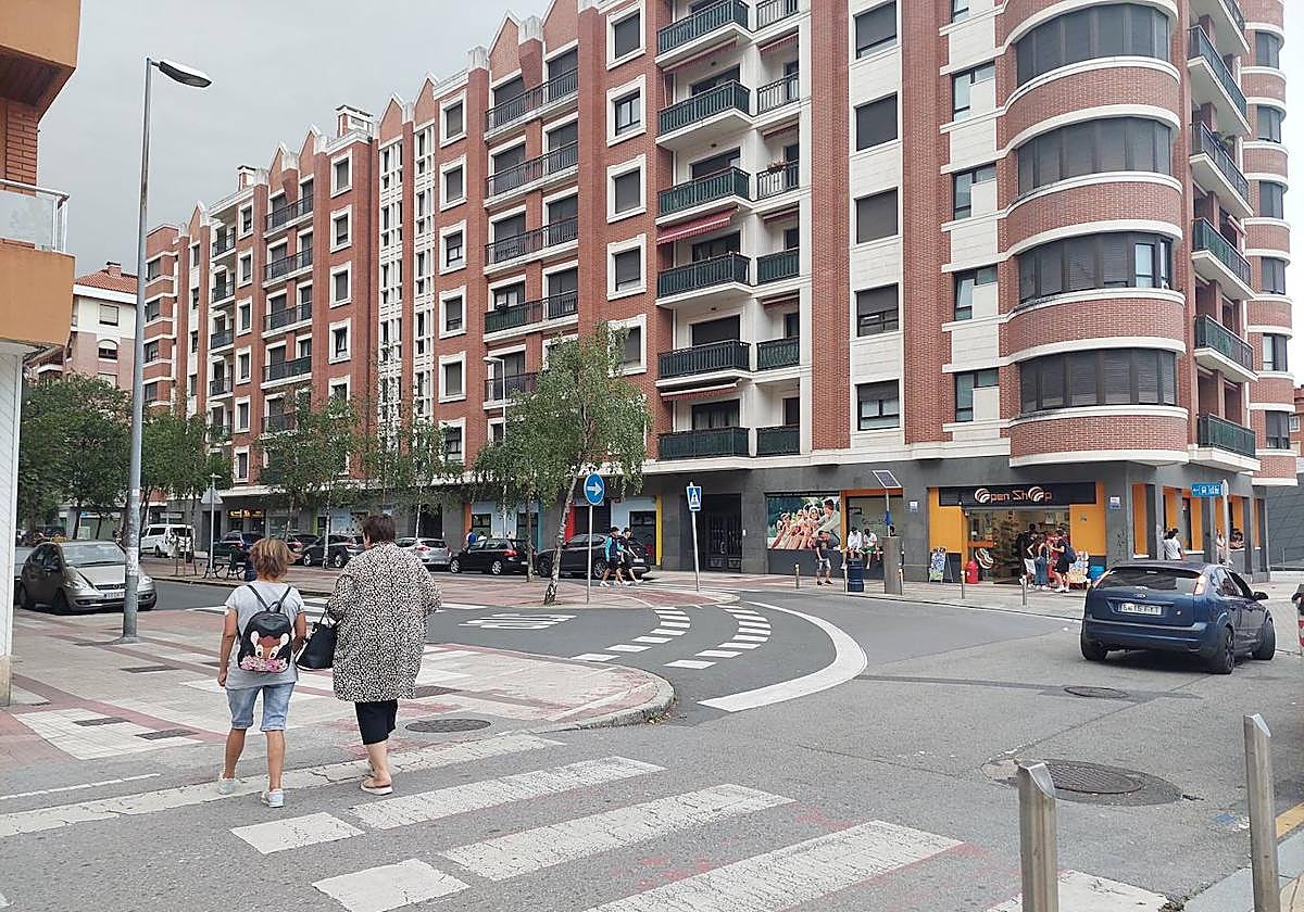 Dos mujeres pasan por uno de los pasos de peatones de Durango