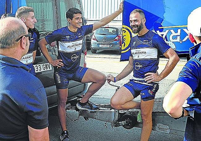 Remeros de Urdaibai, antes de comenzar el entrenamiento del miércoles