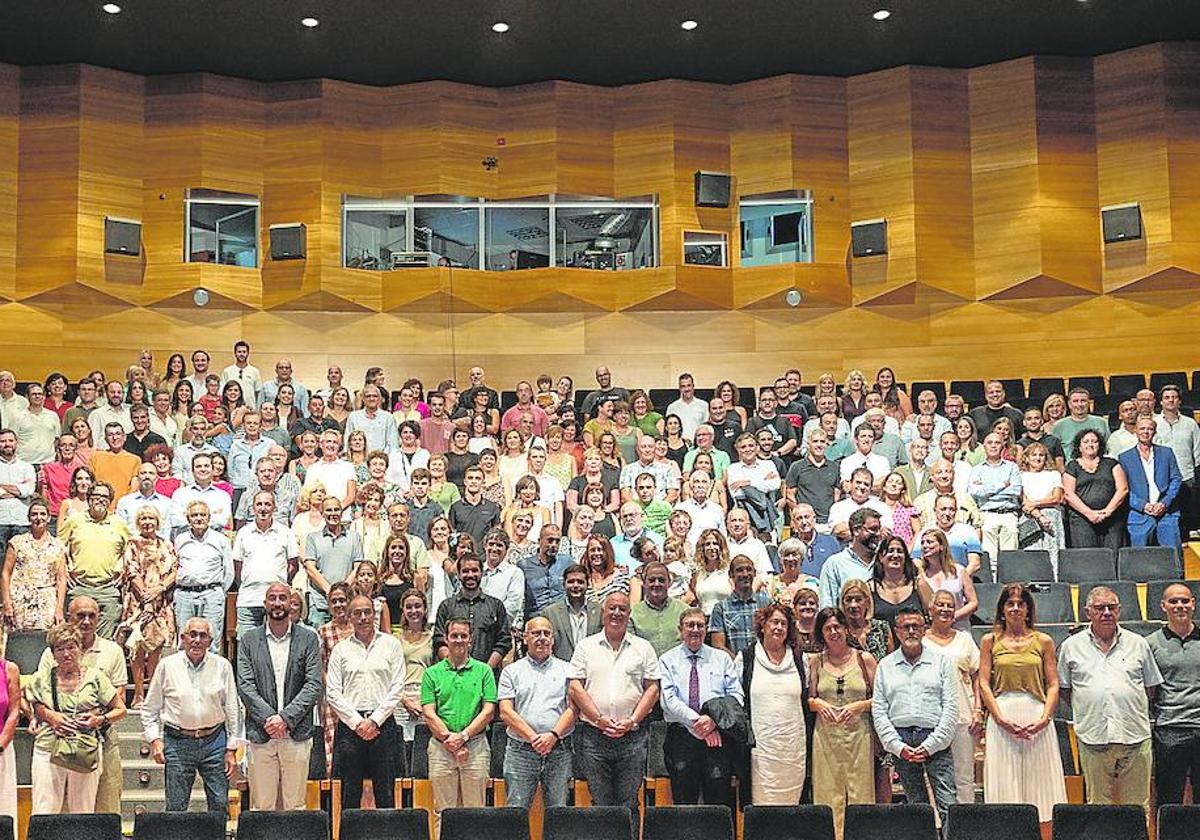 El acto de aniversario de Evia fue muy emotivo y recordó a los promotores, directores y plantilla de esta firma, muy arraigada en Eibar.