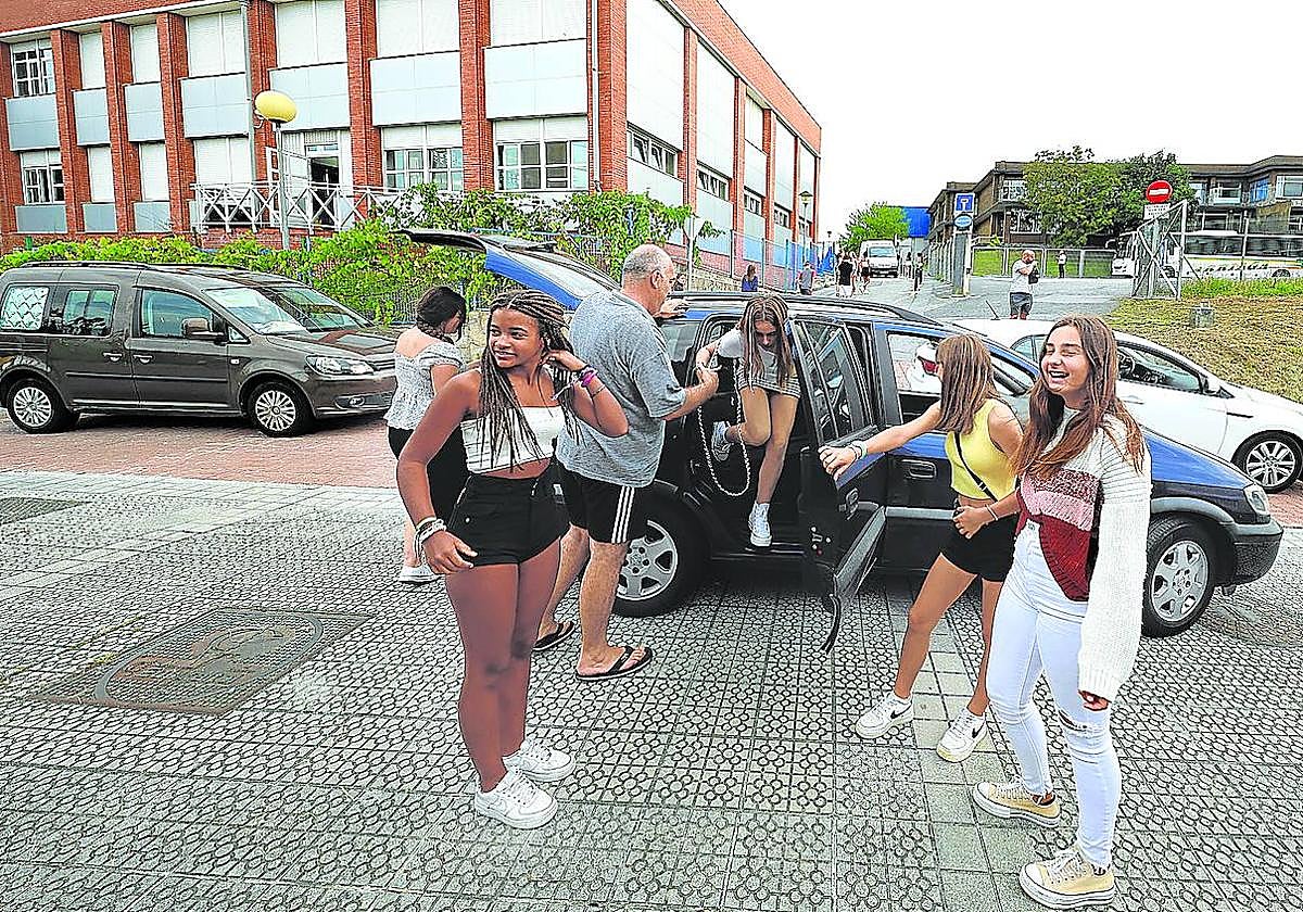 Muchos alumnos del instituto Uribe Kosta, en Plentzia, van a clase en autobús pero ayer tuvieron que hacerlo en coche.
