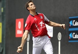 Zabaleta, que juega este sábado en Viana, suelta la derecha en el frontón Bizkaia.