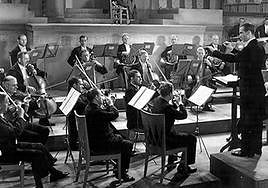 Leo Borchard, que arriba aparece dirigiendo la Filarmónica de Berlín.