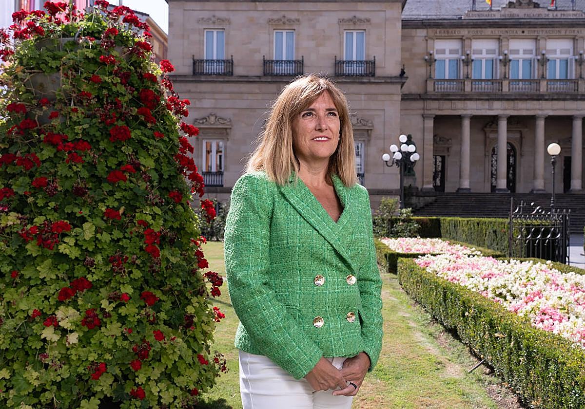 La diputada Amaia Barredo frente a la Casa Palacio de la Provincia.